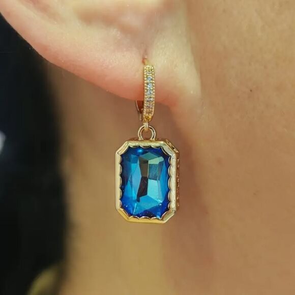 NEW 18K Gold Plated Iridescent Deep Blue Emerald Cut Crystal Drop Earrings - Picture 1 of 4